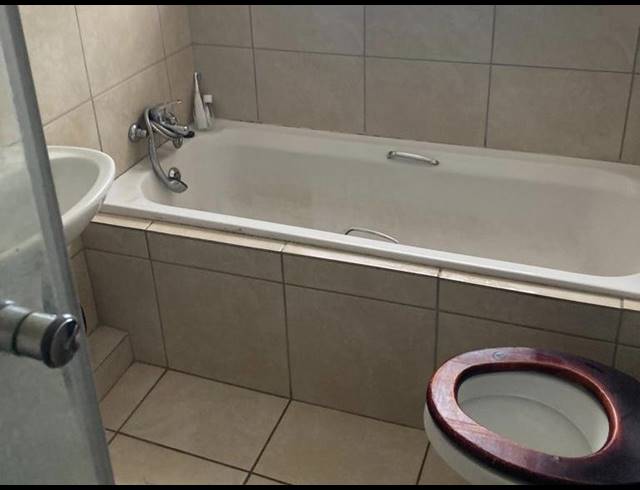 5 BEDROOM HOUSE FOR SALE IN COSMO CITY